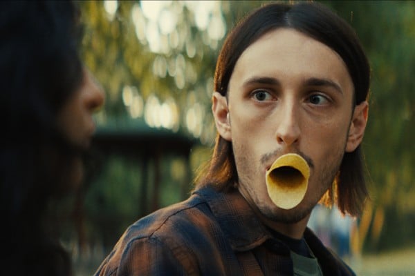 man makes duck lips with pringles chips